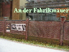 An der Fabrikmauer